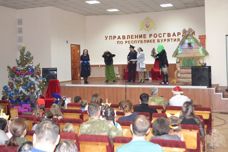 В Росгвардии Бурятии устроили для детей новогоднее представление
