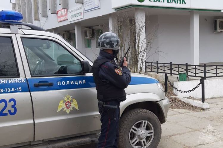 В Бурятии росгвардейцы задержали мужчину, который попытался положить на счет  сувенирные купюры