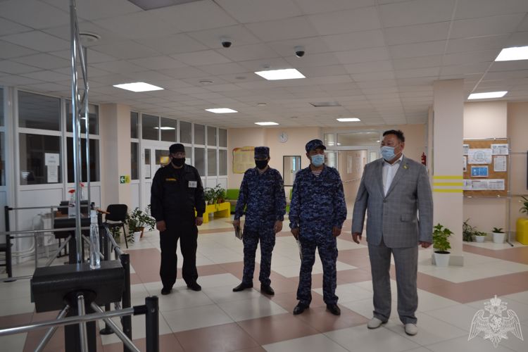 В приоритете – объекты образования: в Бурятии росгвардейцы завершают обследовать школы