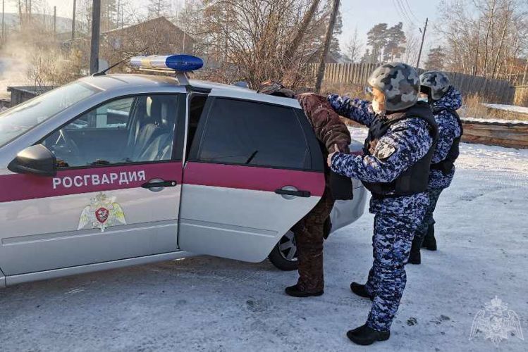 В Бурятии росгвардейцы задержали грабителей, отобравших у пенсионера деньги