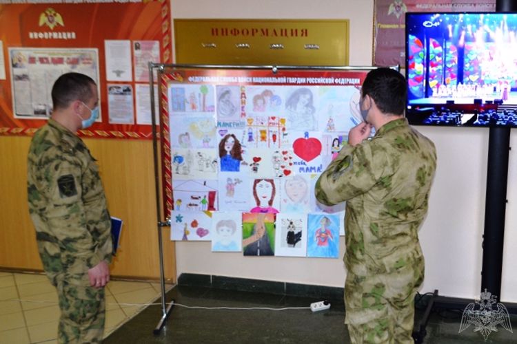 В Бурятии дети росгвардейцев нарисовали своих мам