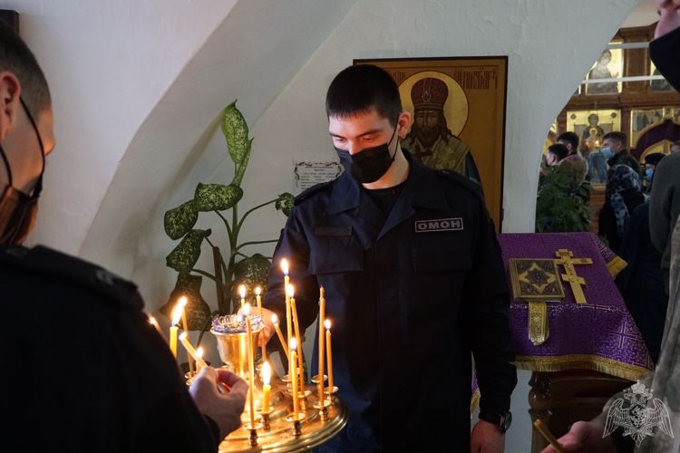 Митрополит Улан-Удэнский и Бурятский Иосиф совершил молебен в честь пятилетия Росгвардии