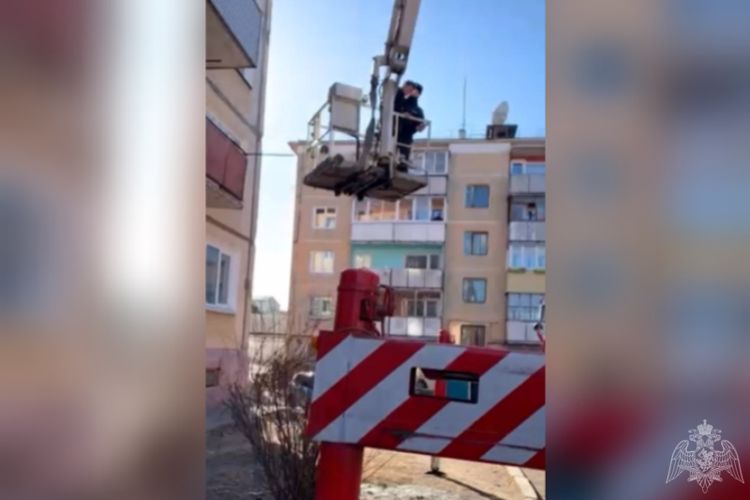 В Улан-Удэ сотрудники Росгвардии помогли мужчине спуститься с многоэтажного дома