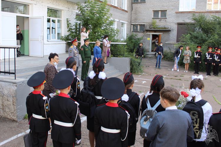 В Улан-Удэ росгвардейцы поздравили кадетов с Днем знаний