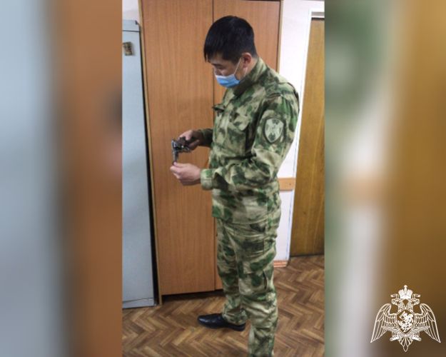 В Улан-Удэ росгвардейцы изъяли старинное оружие