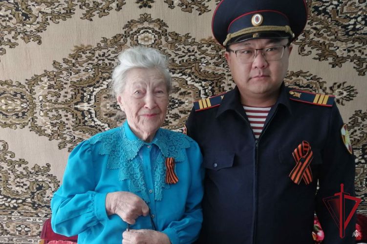 В Бурятии сотрудники вневедомственной охраны поздравляют ветеранов