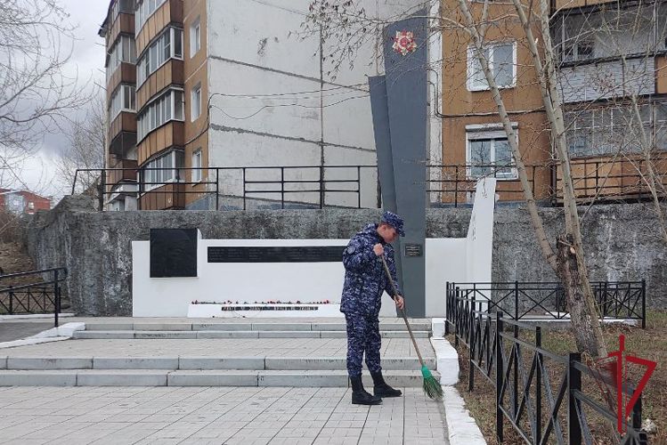В Улан-Удэ росгвардейцы привели в порядок прилегающую территорию к мемориалу защитникам Отечества