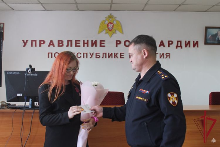 В Бурятии росгвардейцы наградили журналистов памятными медалями