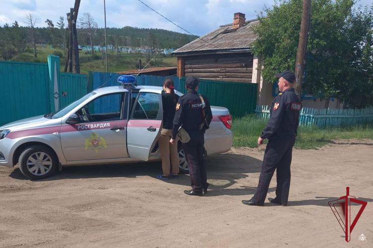 В Хоринском районе росгвардейцы задержали женщину, которая разбила окно автомобиля