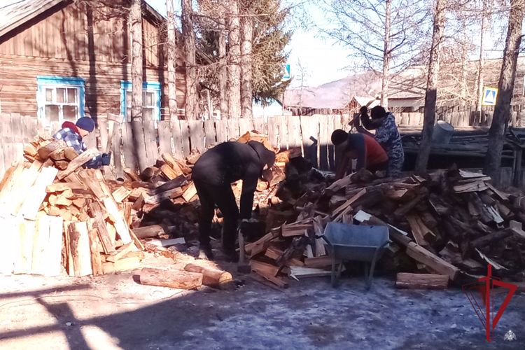В Бурятии росгвардейцы оказали помощь семье мобилизованного