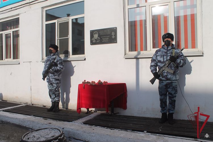В Бурятии открыли мемориальную доску в память о сотруднике спецподразделения Росгвардии (видео)