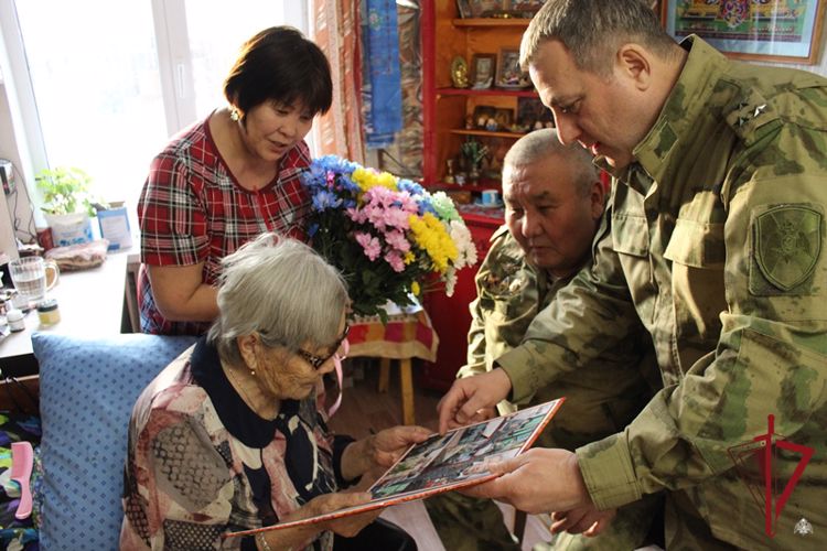 В Бурятии росгвардейцы поздравили труженицу тыла с 90-летием