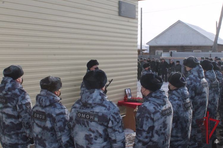 В Бурятии открыли мемориальную доску в память о сотруднике ОМОН Росгвардии