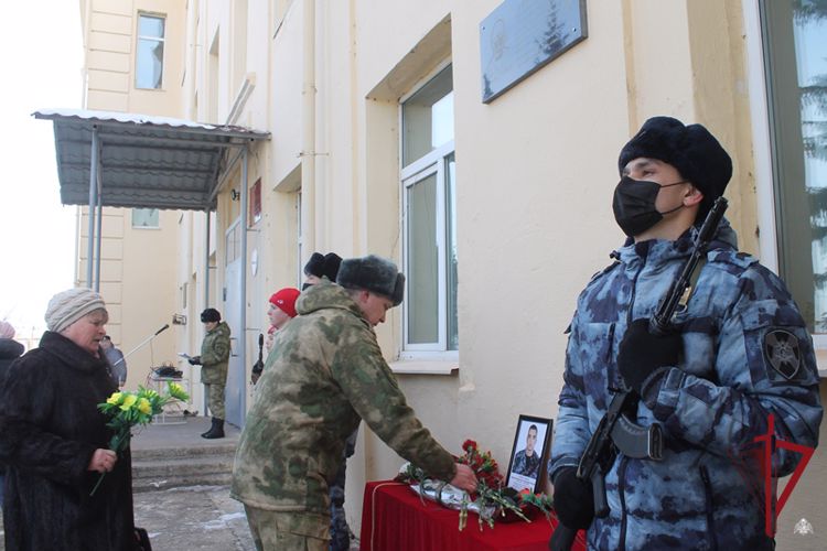 В Заиграевском районе открыли мемориальную доску в память о сотруднике спецподразделения Росгвардии