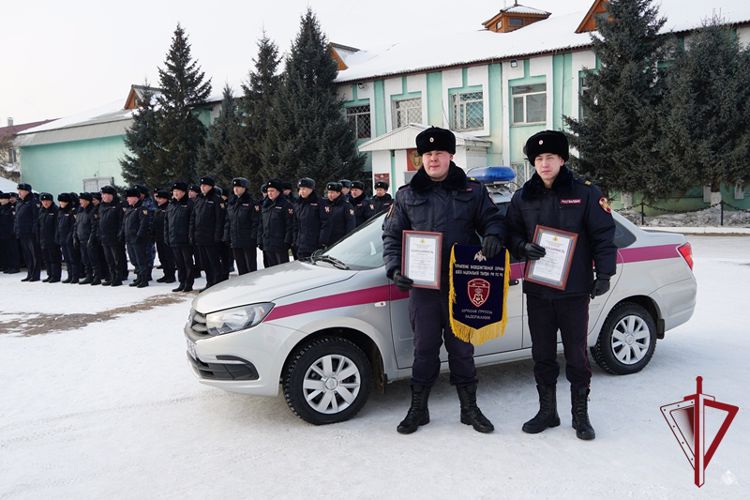 В Улан-Удэ лучшей группе задержания вневедомственной охраны Росгвардии вручили новый автомобиль