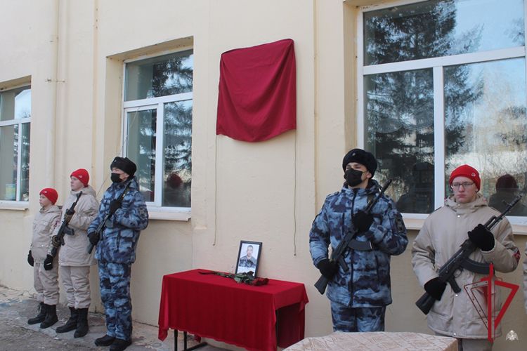 В Заиграевском районе открыли мемориальную доску в память о сотруднике спецподразделения Росгвардии