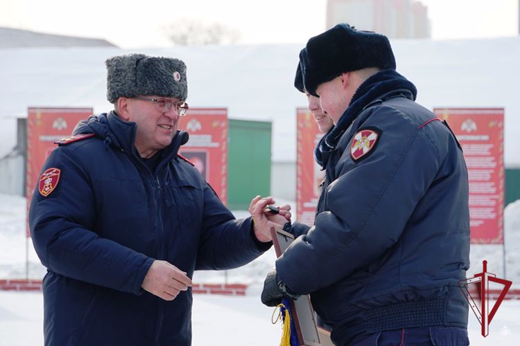 В Улан-Удэ лучшей группе задержания вневедомственной охраны Росгвардии вручили новый автомобиль