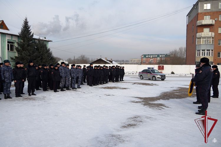 В Улан-Удэ лучшей группе задержания вневедомственной охраны Росгвардии вручили новый автомобиль