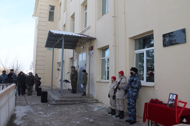 В Заиграевском районе открыли мемориальную доску в память о сотруднике спецподразделения Росгвардии