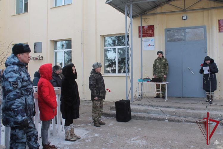 В Заиграевском районе открыли мемориальную доску в память о сотруднике спецподразделения Росгвардии