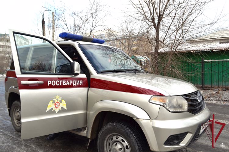 В Улан-Удэ сотрудники вневедомственной охраны Росгвардии задержали подозреваемого в причинении тяжкого вреда матери, повлекшего смерть