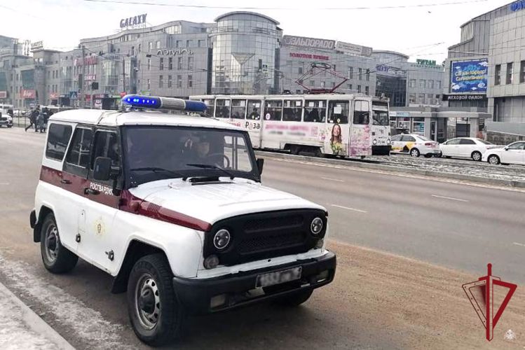 В Улан-Удэ росгвардейцы передали родителям потерявшегося ребенка