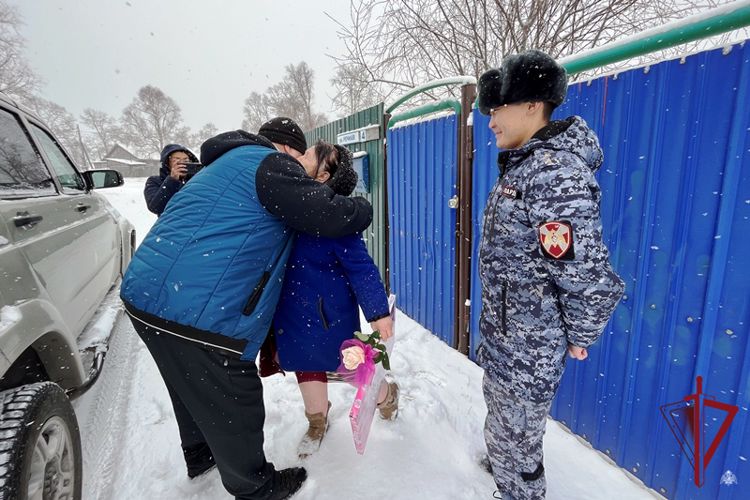 В Бурятии сотрудники вневедомственной охраны Росгвардии поздравили женщин с 8 марта