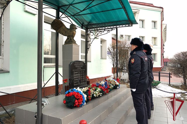 Росгвардейцы Бурятии почтили память коллег, погибших при исполнении воинского долга