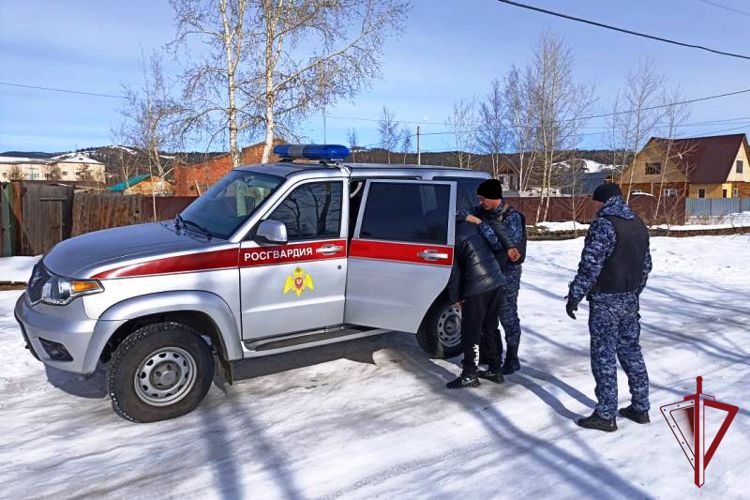 В Бурятии росгвардейцы задержали мужчину, подозреваемого в нанесении телесных повреждений