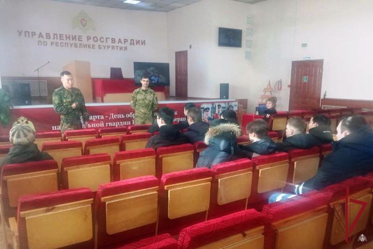 В Улан-Удэ комнату боевой славы Управления Росгвардии посетили студенты