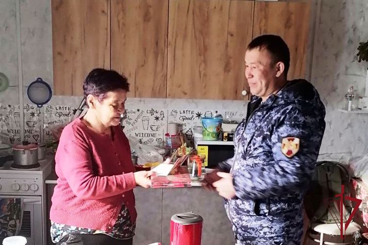 В Бурятии сотрудники вневедомственной охраны Росгвардии поздравили женщин с 8 марта