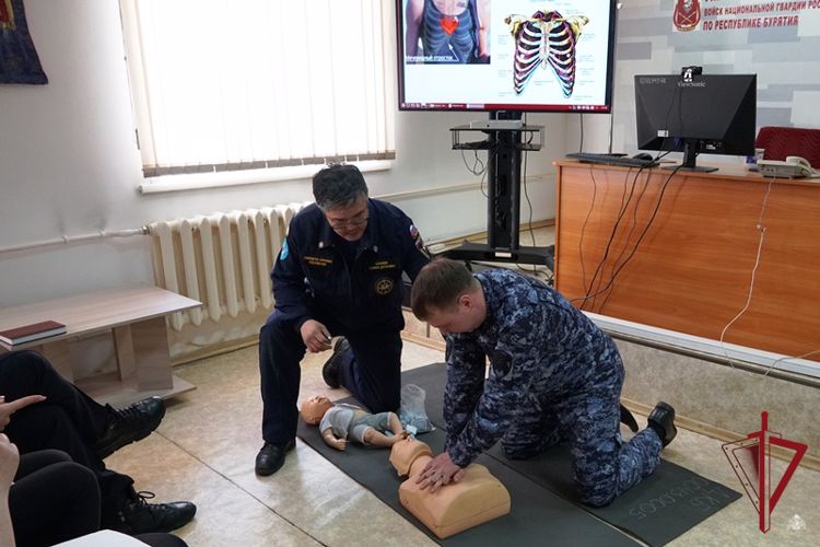 Для росгвардейцев Бурятии провели занятия по оказанию первой помощи