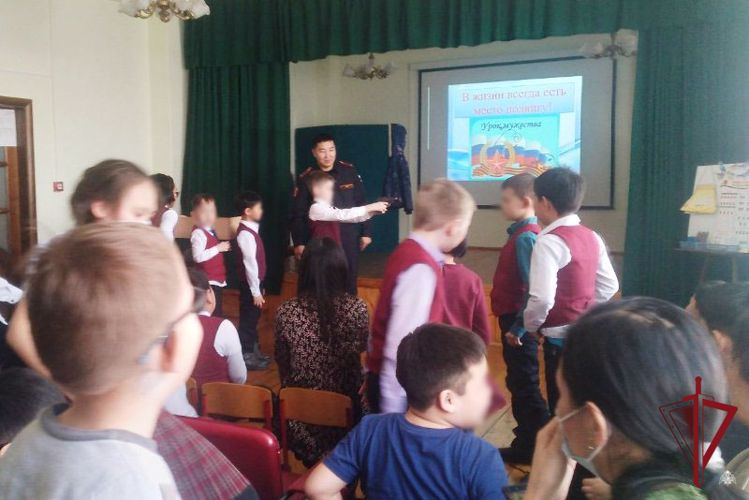 В Улан-Удэ росгвардейцы провели урок мужества