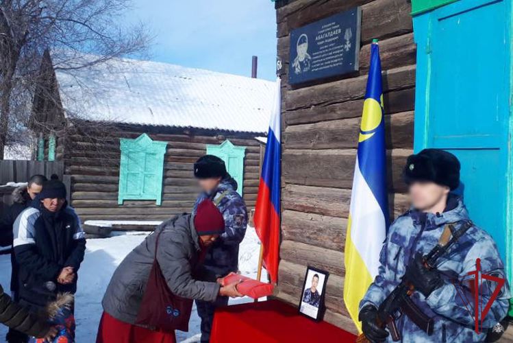 В Закаменском районе открыли мемориальную доску сотруднику ОМОН Росгвардии, погибшему в ходе проведения СВО