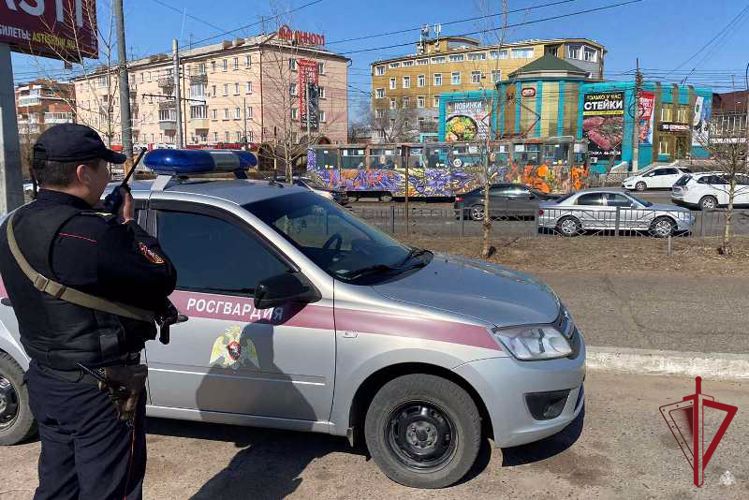 В Улан-Удэ росгвардейцы задержали разбившую стекло в трамвае женщину