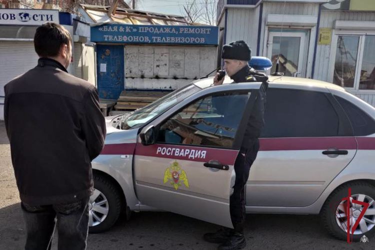 В Улан-Удэ сотрудники вневедомственной охраны Росгвардии задержали подозреваемого в краже телефона