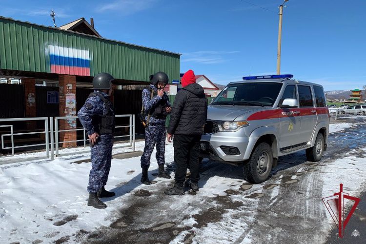 Сотрудники Росгвардии задержали гражданина, находящегося в розыске