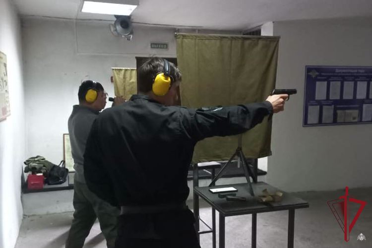 В Бурятии росгвардейцы соревновались в стрельбе из табельного оружия
