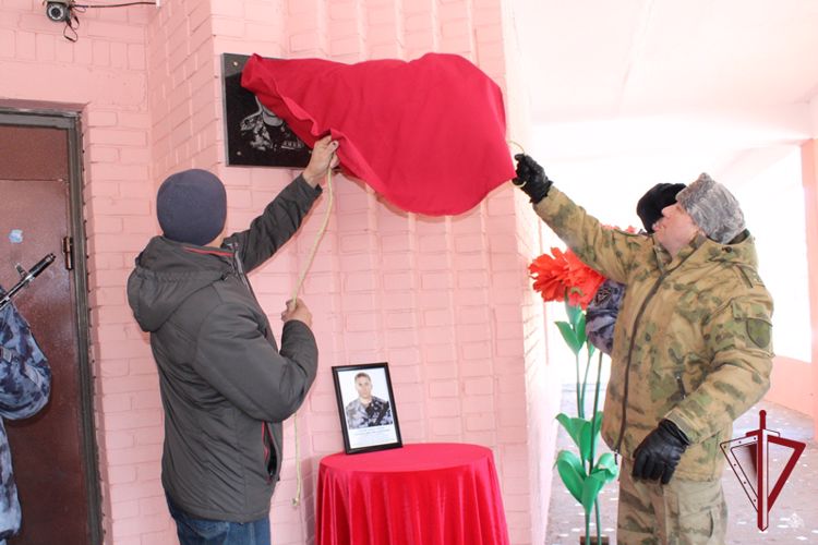 В Забайкальском крае открыли мемориальную доску в память о сотруднике спецподразделения Росгвардии Бурятии