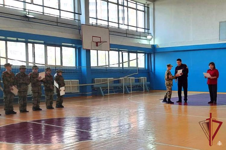 В Улан-Удэ росгвардейцы провели урок мужества для кадетов