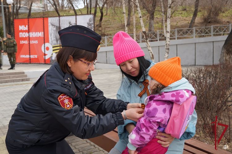 В Бурятии росгвардейцы и волонтеры провели патриотическую акцию «Георгиевская лента»