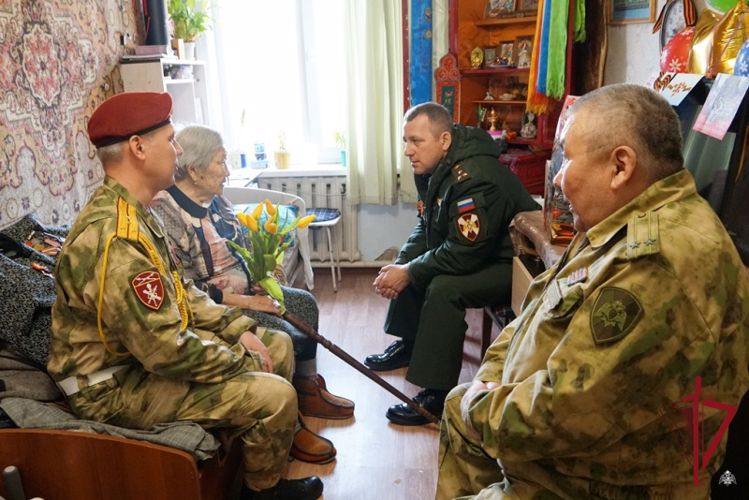В Бурятии росгвардейцы поздравили ветеранов с Днем Победы