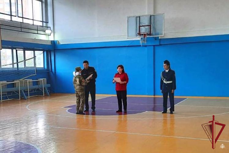 В Улан-Удэ росгвардейцы провели урок мужества для кадетов