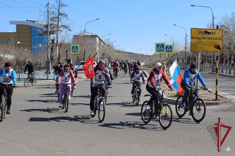 В Улан-Удэ росгвардейцы поддержали велопробег «Звезда Победы»