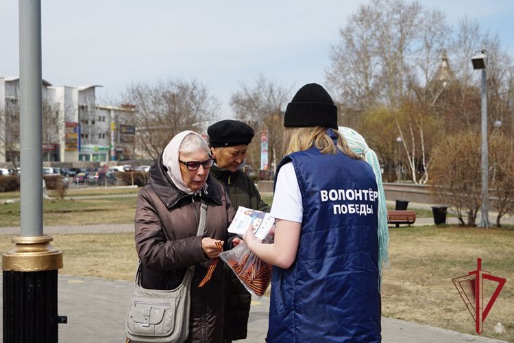 В Бурятии росгвардейцы и волонтеры провели патриотическую акцию «Георгиевская лента»