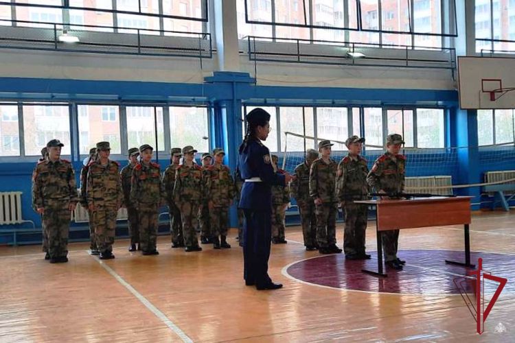 В Улан-Удэ росгвардейцы провели урок мужества для кадетов