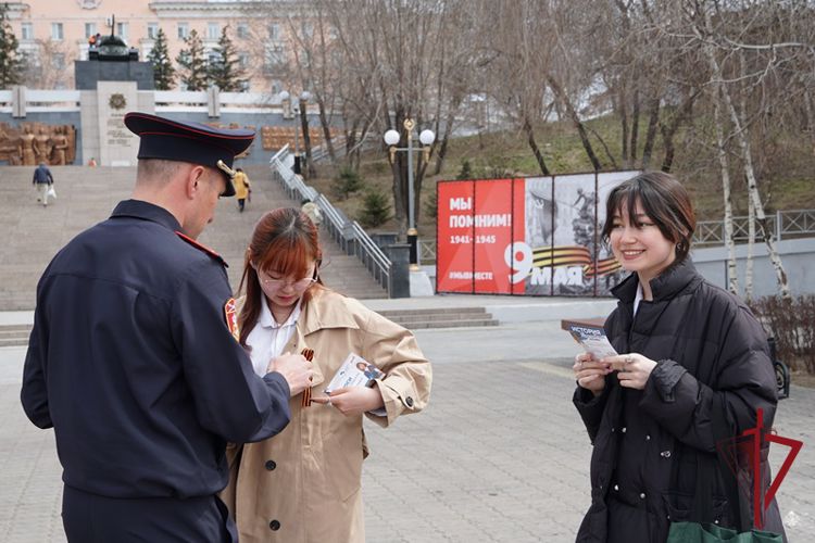 В Бурятии росгвардейцы и волонтеры провели патриотическую акцию «Георгиевская лента»