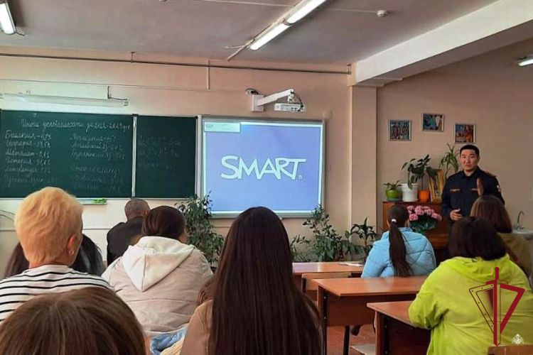 В Улан-Удэ росгвардейцы провели урок мужества для кадетов
