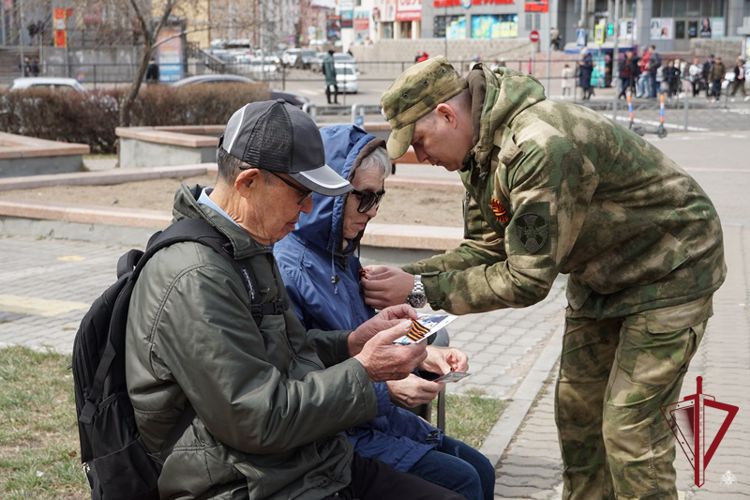 В Бурятии росгвардейцы и волонтеры провели патриотическую акцию «Георгиевская лента»