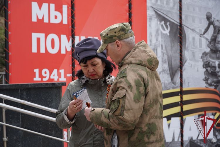 В Бурятии росгвардейцы и волонтеры провели патриотическую акцию «Георгиевская лента»